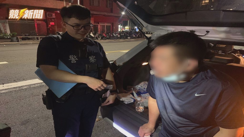 高雄左營警方盤查肇事多元計程車駕駛
