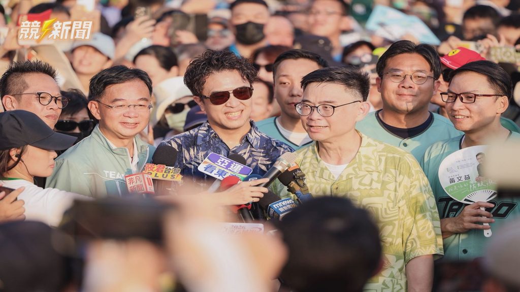 高雄英雄路賴瑞隆沈伯洋接受媒體採訪