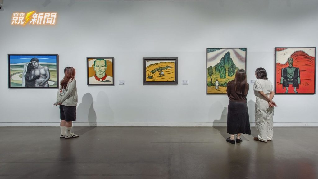 高雄市立美術館觀眾參觀鄭建昌大塊系列作品