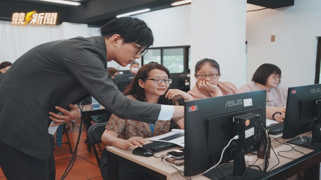 進階班趙建翔講師指導學員電腦操作

