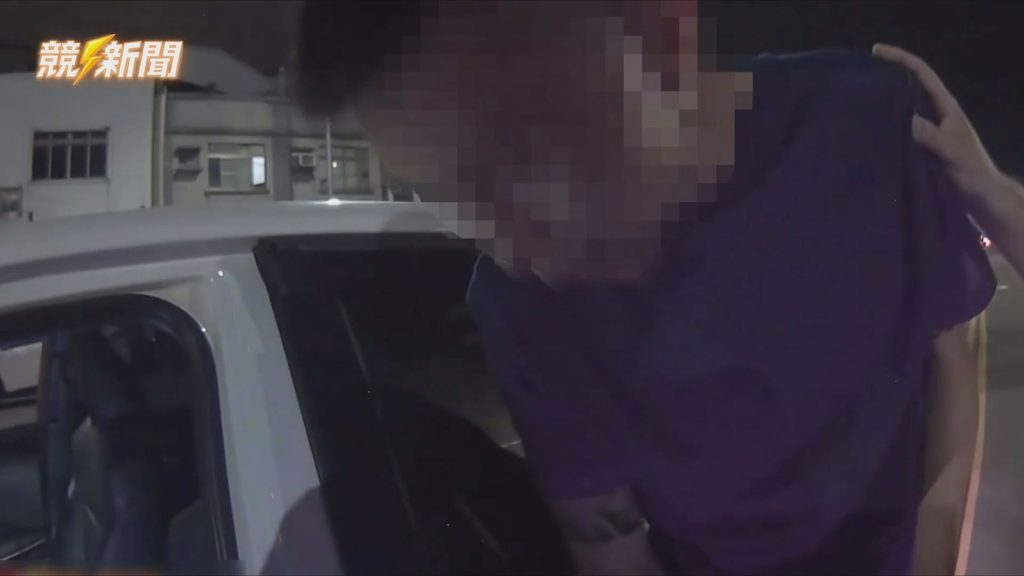 高雄前鎮員警現場叫醒神情恍惚的毒駕男子
