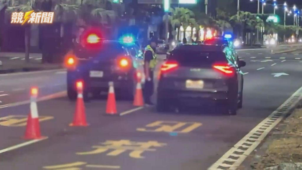 高雄前鎮警分局員警在主要幹道執行定點路檢勤務