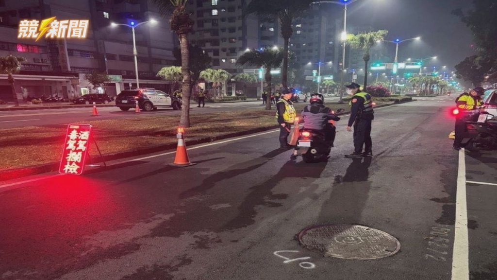 高雄前鎮警方設置路檢點攔查機車騎士酒測