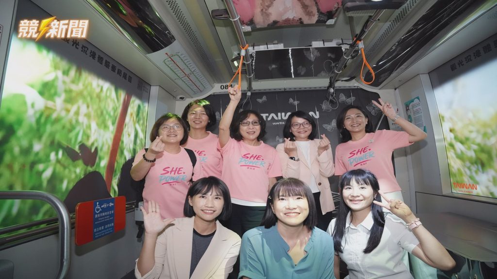 高雄輕軌喔熊觀光號車廂內女力團隊合影