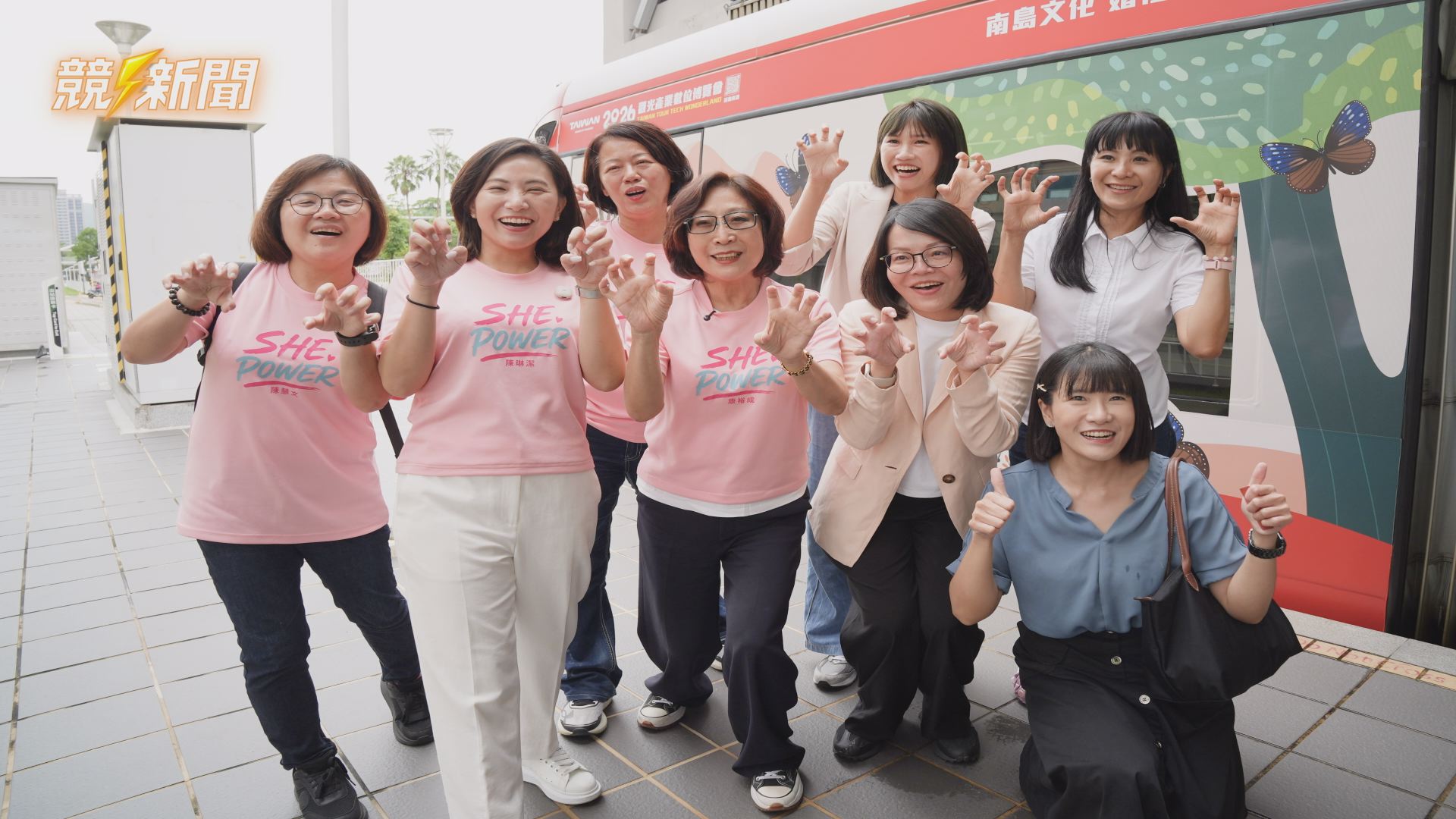 【政治】議長康裕成率跨世代女力隊 搭高雄輕軌喔熊觀光號展女力