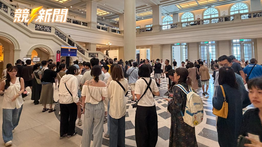 台南奇美博物館大廳湧入觀展民眾