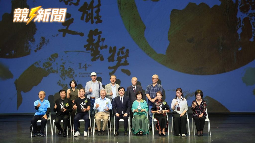 高雄市長陳其邁與高雄文藝獎得主大合照