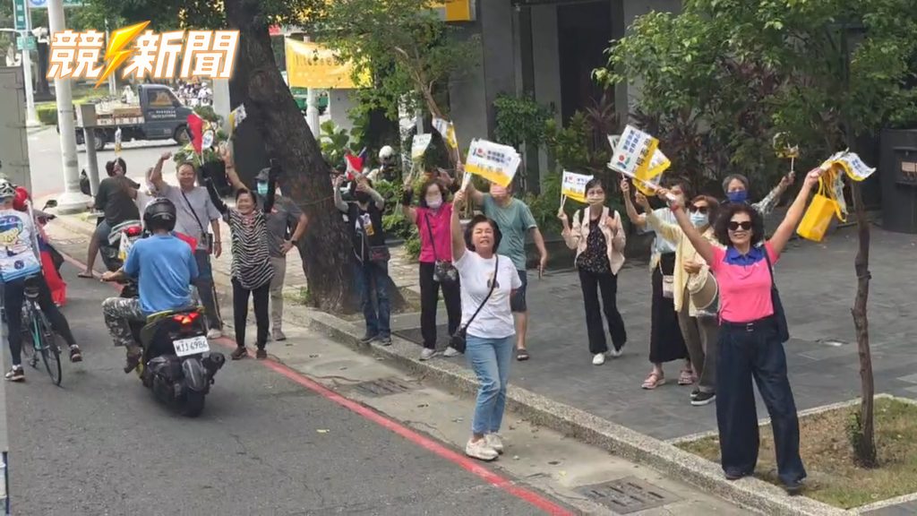 高雄支持者路邊舉旗歡呼歡迎柯志恩車隊