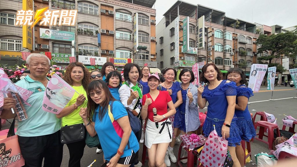 高雄黃淑美團隊於三民區街頭握拳比讚造勢