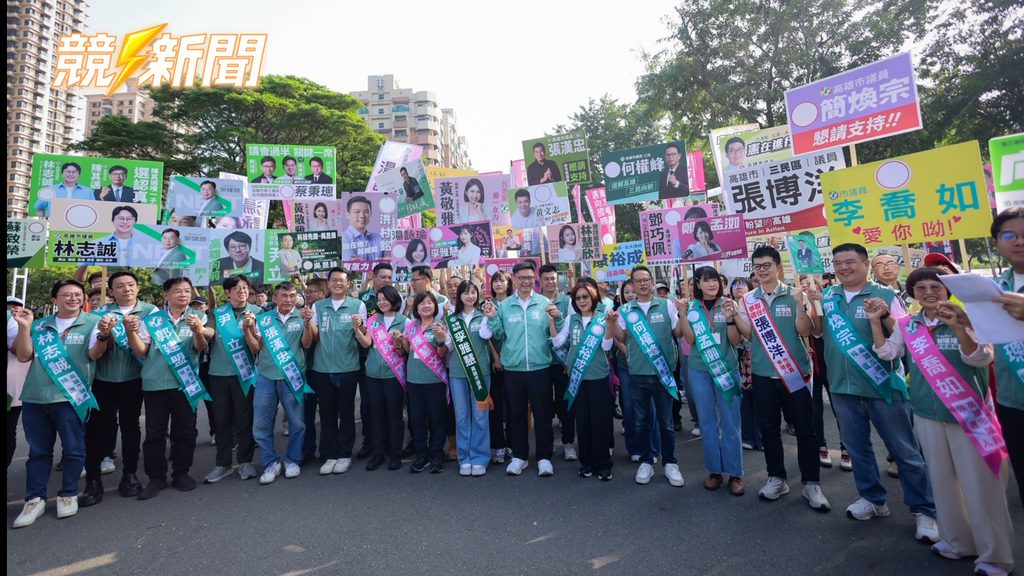 高雄市長參選人賴瑞隆偕議長康裕成團隊合照