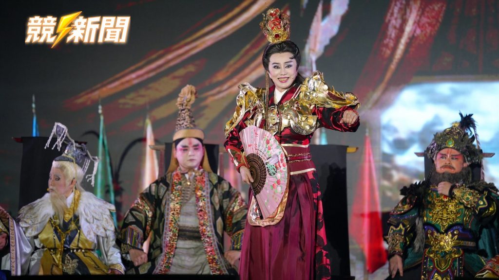 明華園孫翠鳳於屏東舞台揮扇演出李靖斬龍