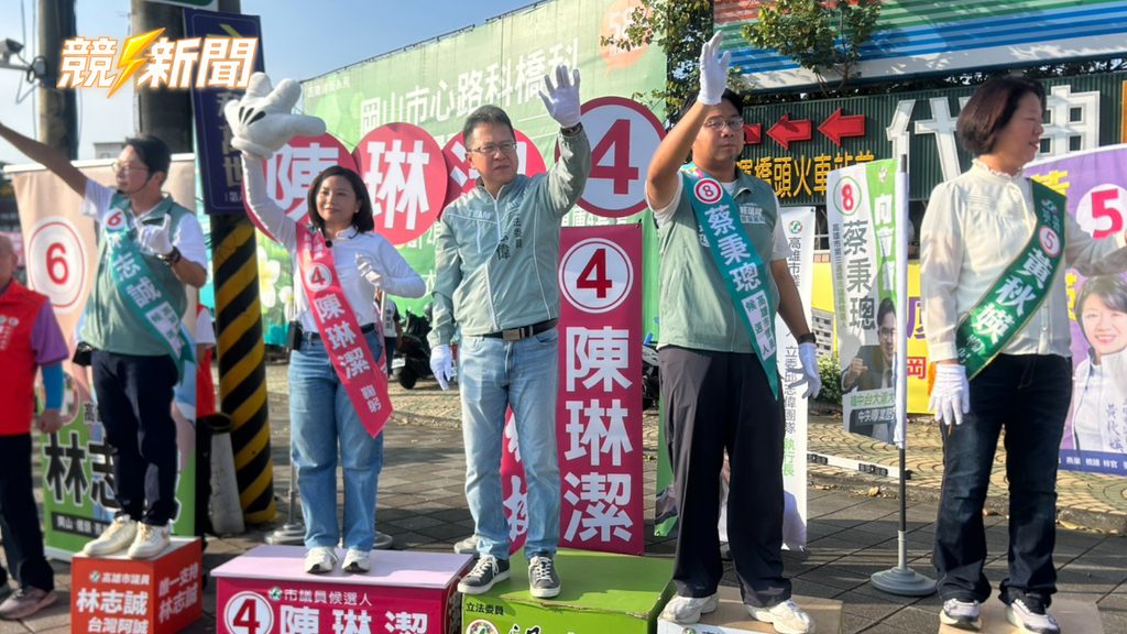 高雄邱志偉站路口台向通勤民眾揮手拜票
