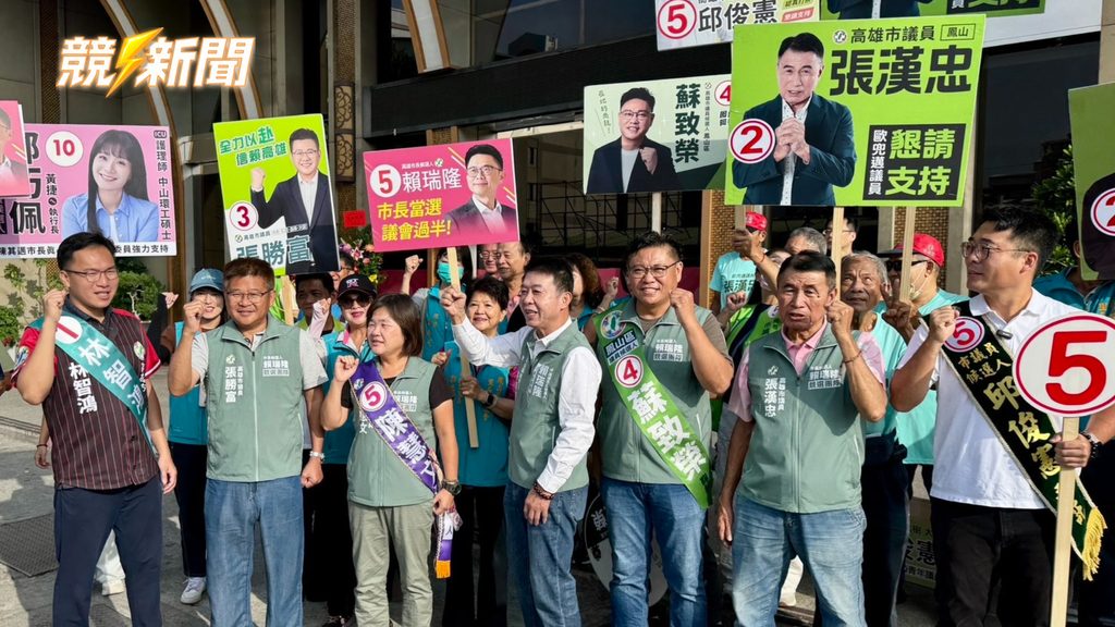 高雄許智傑率鳳山區團隊路口舉拳熱情拜票
