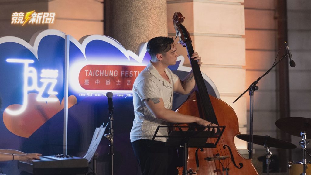台中州廳樂手彈奏低音提琴即興演奏