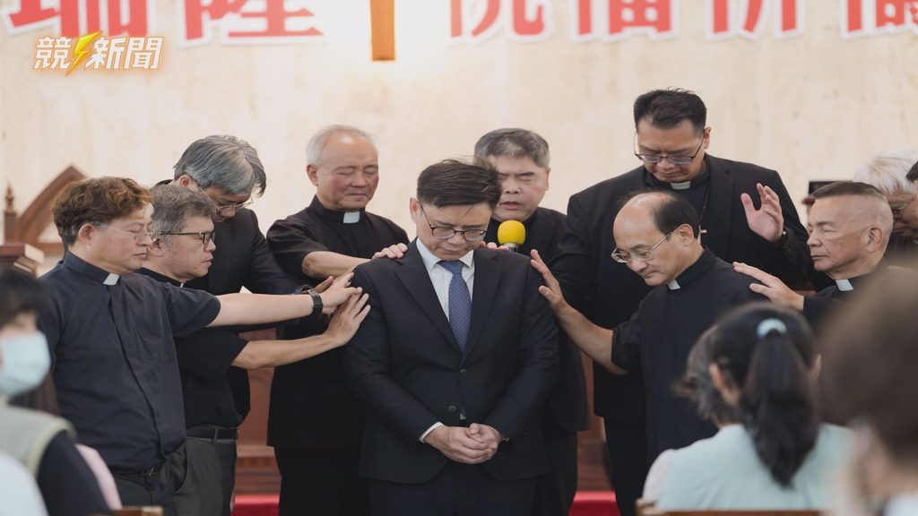 高雄鹽埕教會牧者為賴瑞隆按手禱告