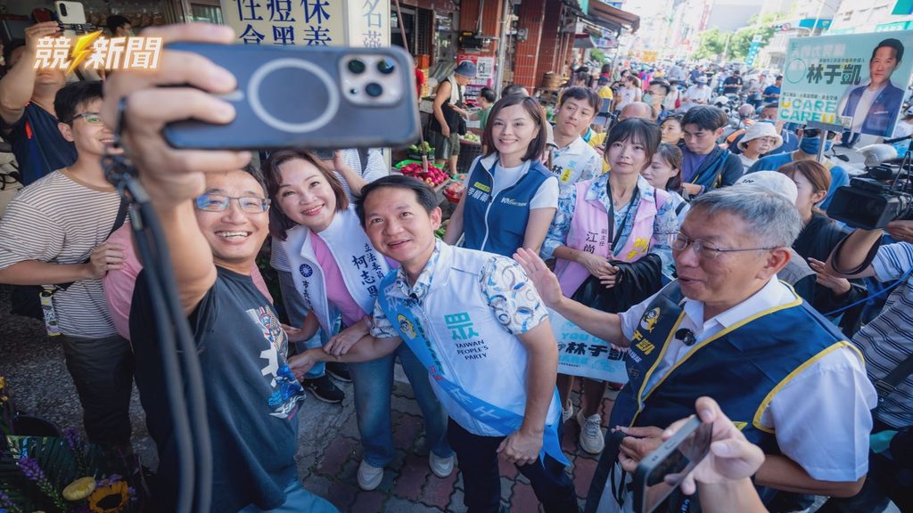 高雄陽明市場雙柯合體與支持者自拍