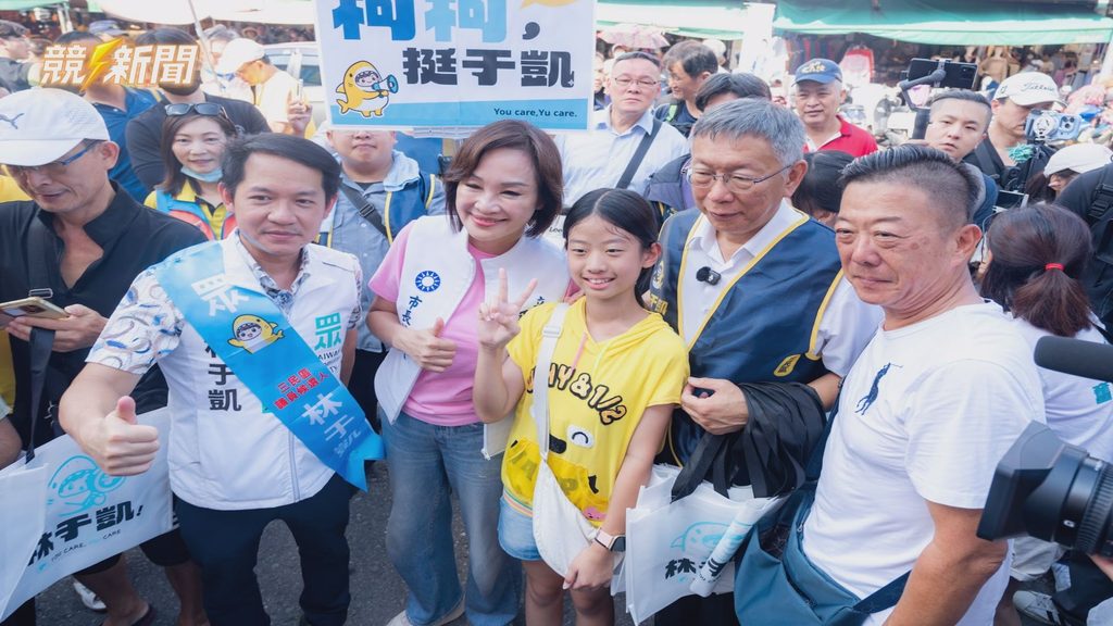 高雄陽明市場柯志恩柯文哲向市民揮手
