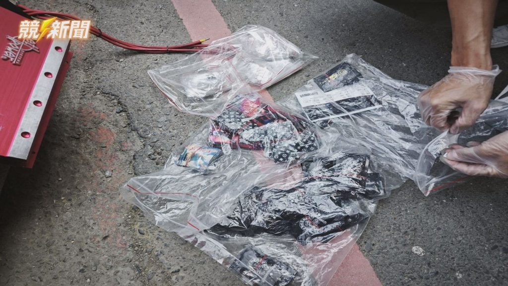 高雄小港查獲毒品案員警清點證物