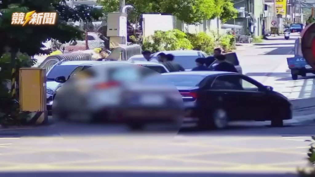 高雄小港汽車旅館外警車包夾毒販車輛