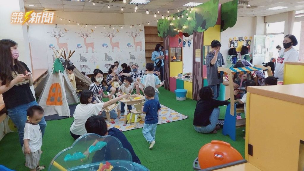 高雄鳳山婦幼青少年中心室內親子遊戲室