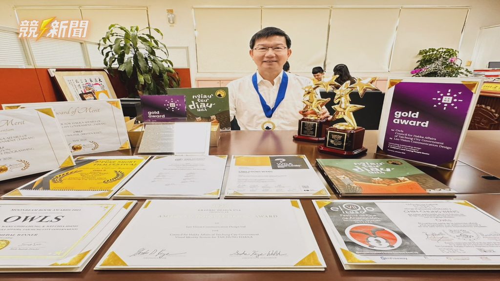 台中客委會主委江俊龍展示動畫國際大獎獎盃 