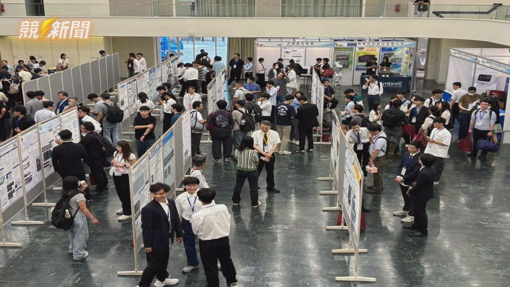 高雄科大台灣鍍膜科技協會年會現場，專家學者於海報競賽與廠商展覽交流
