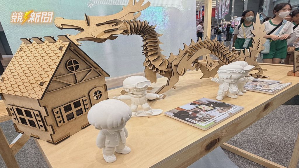 新北市府教育成果展展區，木製龍雕刻與職探模型展示