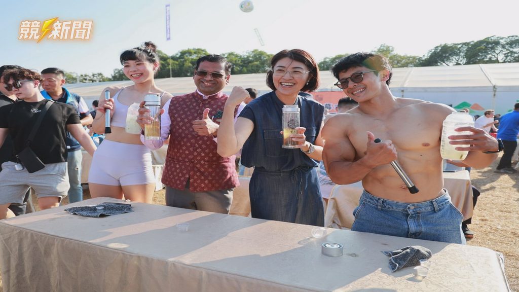 南投茶博會閉幕縣長許淑華與嘉賓展示手搖飲