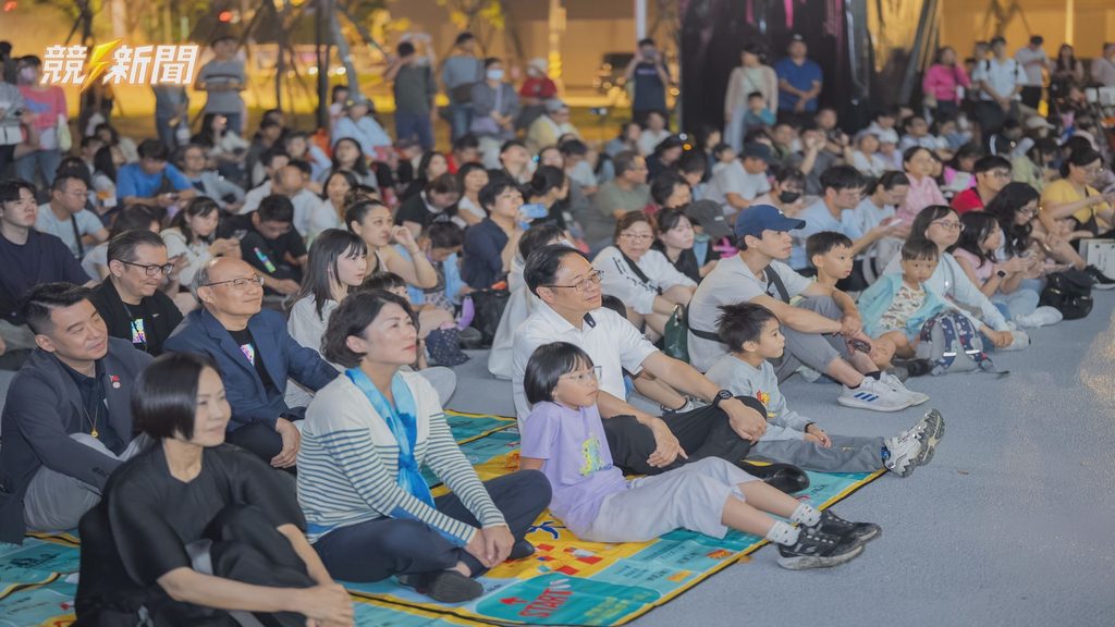 桃園市長張善政與台東縣長饒慶鈴觀賞設計展