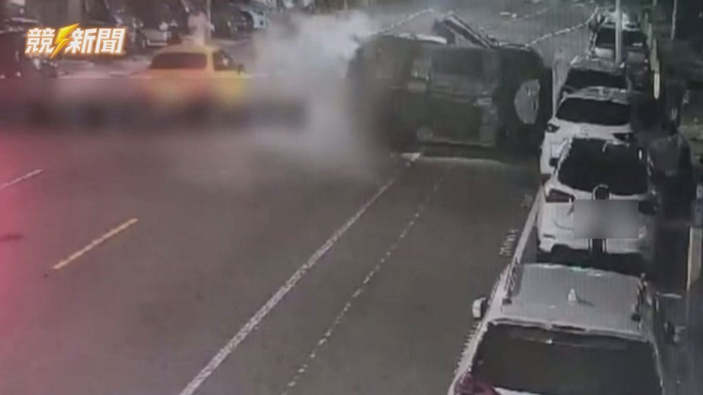 高雄三民酒駕車輛側翻監視器畫面冒白煙