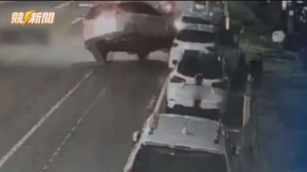 高雄三民酒駕撞路邊車瞬間側傾畫面