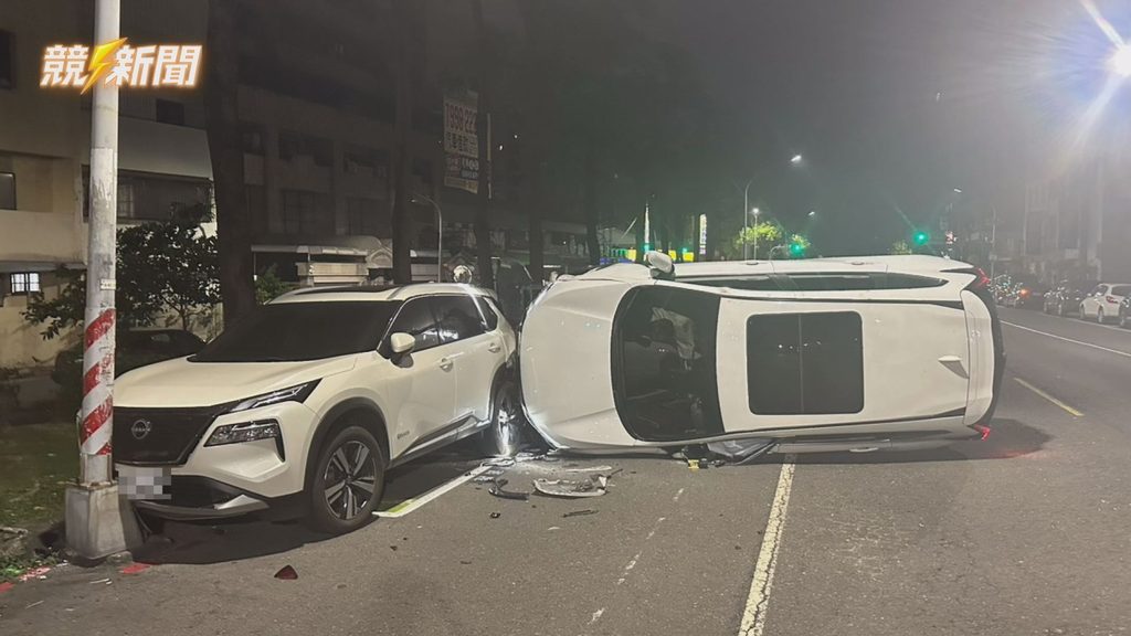 高雄三民酒駕車禍自小客車側翻現場