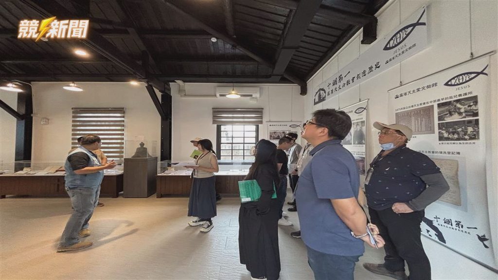 民眾於彰化羅厝天主堂文物館內聆聽導覽解說。