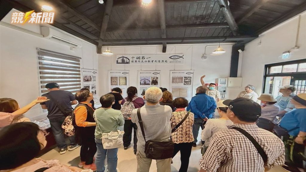參觀民眾於彰化羅厝天主堂文物館內觀賞歷史展板。