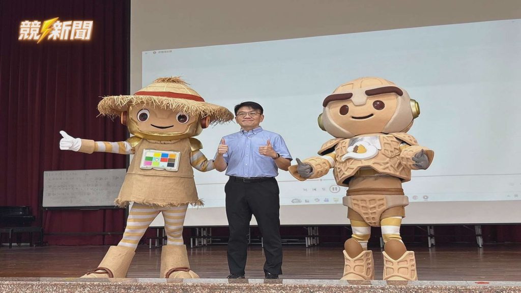 馬光國小校長李昱慶與食農天團吉祥物合影。