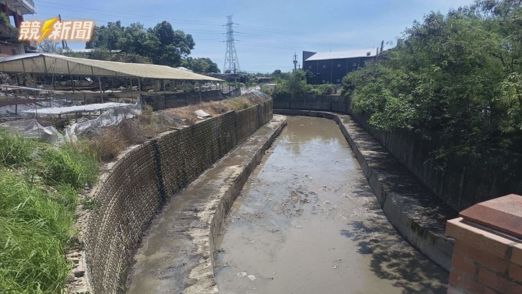 高雄區域排水渠道進行清除積淤作業