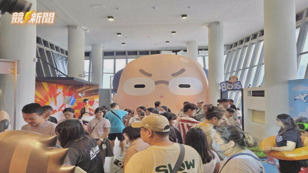 屏東車城看海美術館日常事務所展區人潮
