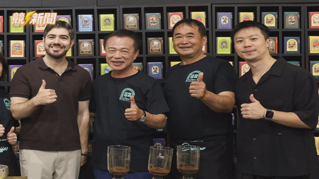 嘉義縣長翁章梁與圖佳合影比讚
